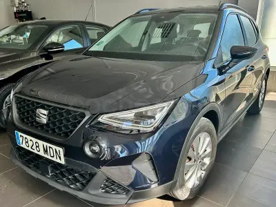 Usado Seat Arona Style 110 CV (80 kW) 2023 Gris / plata SUV