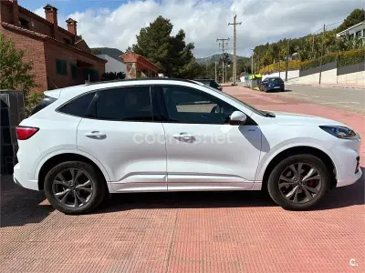 Usado Ford Kuga ST-Line X 225 CV (165 kW) 2022 Blanco SUV