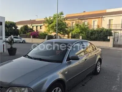 Usado VW Passat Highline 130 CV (95 kW) 2003 Gris / plata Berlina
