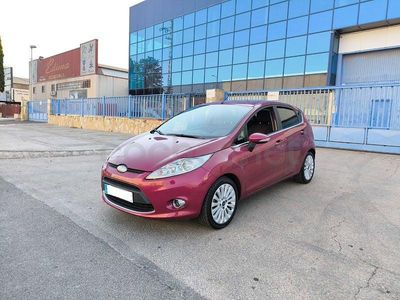 Usado Ford Fiesta Titanium 90 CV (66 kW) 2009 Granate Utilitario