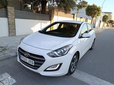 Usado Hyundai i30 110 CV (80 kW) 2017 Gris / plata Berlina