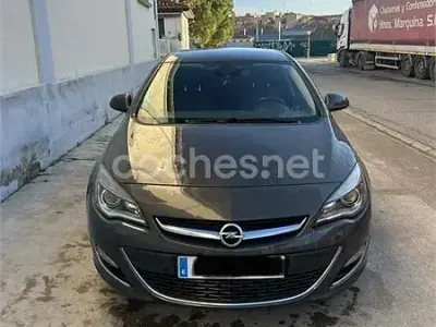 Usado Opel Astra Selective 136 CV (100 kW) 2015 Gris / plata Berlina