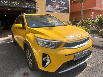 Usado Kia Stonic 84 CV (61 kW) 2022 Amarillo SUV