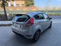 Usado Ford Fiesta Trend 82 CV (60 kW) 2015 Gris / plata Berlina