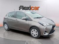 Usado Toyota Yaris Hybrid Active 100 CV (73 kW) 2019 Gris Berlina