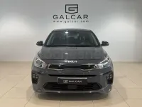 Usado Kia Rio GT-Line 120 CV (88 kW) 2023 Gris / plata Berlina