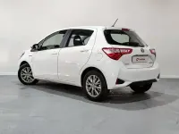 Usado Toyota Yaris Hybrid Active 100 CV (73 kW) 2020 Blanco Berlina