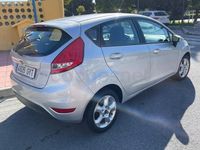Usado Ford Fiesta Trend 82 CV (60 kW) 2010 Gris / plata Utilitario