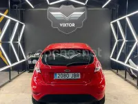 Usado Ford Fiesta Trend 82 CV (60 kW) 2014 Rojo Utilitario