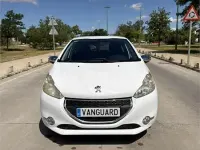 Usado Peugeot 208 Access 82 CV (60 kW) 2015 Blanco Utilitario
