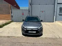 Usado Hyundai i20 Sport 120 CV (88 kW) 2018 Gris / plata Berlina