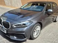 Usado BMW 118 Comfort Edition 140 CV (102 kW) 2021 Gris / plata Berlina