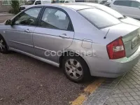 Usado Kia Cerato LX 112 CV (82 kW) 2005 Gris / plata Berlina