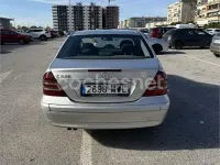 Usado Mercedes C220 Classic 125 CV (91 kW) 2001 Gris / plata Berlina
