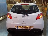 Usado Mazda 2 75 CV (55 kW) 2014 Blanco Berlina