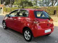 Usado Toyota Yaris 87 CV (63 kW) 2006 Rojo Berlina