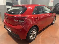 Usado Kia Rio 84 CV (61 kW) 2018 Granate Berlina
