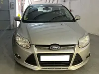 Usado Ford Focus Trend 115 CV (84 kW) 2013 Gris / plata Berlina