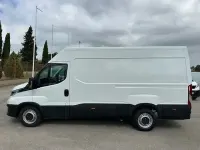 Begagnad Iveco Daily 156 HK (114 kW) 2022 Vit Sedan
