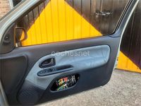 Usado Renault Clio II Authentique 60 CV (44 kW) 2003 Gris / plata Berlina