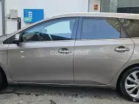 Usado Toyota Auris Hybrid Active 136 CV (100 kW) 2015 Gris / plata Familiar
