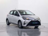 Usado Toyota Yaris Hybrid Active 75 CV (55 kW) 2017 Plateado Berlina