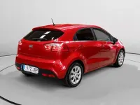 Usado Kia Rio 86 CV (63 kW) 2015 Rojo Utilitario