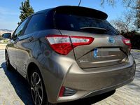 Usado Toyota Yaris Hybrid 100 CV (73 kW) 2017 Gris / plata Berlina