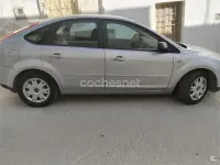 Usado Ford Focus Trend 109 CV (80 kW) 2005 Gris / plata Berlina