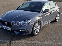 Usado Seat Leon FR 110 CV (80 kW) 2023 Gris / plata Berlina