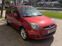 Usado Ford Fiesta Ambiente 70 CV (51 kW) 2007 Granate Utilitario