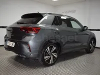 Usado VW T-Roc R-line 150 CV (110 kW) 2022 Gris / plata SUV