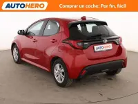 Usado Toyota Yaris Hybrid Active 116 CV (85 kW) 2022 Rojo Berlina
