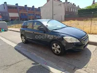 Usado Kia Ceed 90 CV (66 kW) 2007 Negro Utilitario