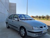 Usado Renault Mégane Privilege 110 CV (80 kW) 2001 Gris / plata Berlina