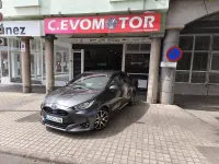 Usado Toyota Yaris Hybrid Edition 116 CV (85 kW) 2021 Gris / plata Berlina