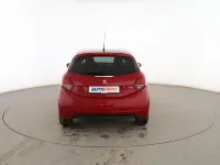 Usado Peugeot 208 Allure 82 CV (60 kW) 2016 Rojo Utilitario