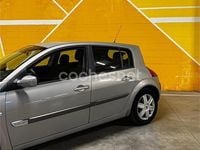 Usado Renault Mégane II Dynamique 98 CV (72 kW) 2005 Gris / plata Berlina