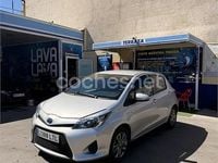 Usado Toyota Yaris Hybrid Active 100 CV (73 kW) 2012 Gris / plata Berlina