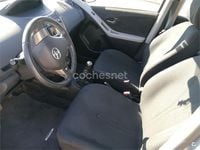 Usado Toyota Yaris Connect Style 90 CV (66 kW) 2011 Gris / plata Berlina
