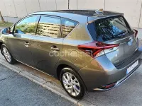 Usado Toyota Auris Hybrid 136 CV (100 kW) 2016 Gris / plata Berlina
