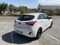 Usado Hyundai i30 110 CV (80 kW) 2016 Blanco Berlina