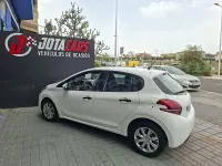 Usado Peugeot 208 Access 75 CV (55 kW) 2017 Blanco Utilitario