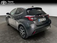 Usado Toyota Yaris Hybrid Style 116 CV (85 kW) 2022 Gris / plata Berlina