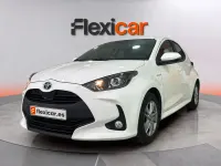 Usado Toyota Yaris Hybrid Active 100 CV (73 kW) 2020 Blanco Berlina