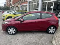 Usado Ford Fiesta Trend 82 CV (60 kW) 2011 Burdeos Utilitario