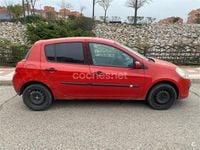 Usado Renault Clio II Expression 75 CV (55 kW) 2005 Rojo Berlina