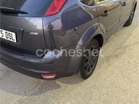 Usado Ford Focus Ghia 109 CV (80 kW) 2005 Gris / plata Berlina
