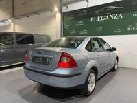 Usado Ford Focus Ghia 136 CV (100 kW) 2005 Gris / plata Berlina