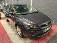 Usado Ford Focus Trend 109 CV (80 kW) 2010 Gris / plata Berlina